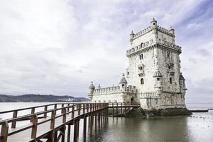 torre de belém no rio tejo foto