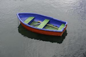 velho barco de madeira solitário foto
