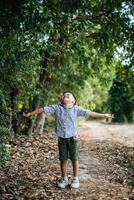 menino feliz brincando sozinho no parque foto