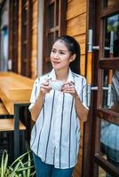 retrato de uma linda mulher asiática relaxando em um café foto