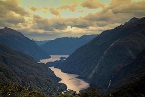 lago escondido pelas montanhas foto