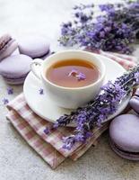 xícara de chá com sobremesa de macaroon com sabor de lavanda foto