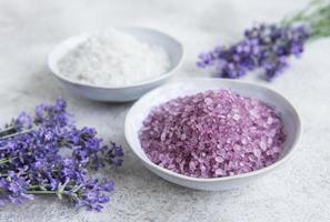 sal marinho de erva natural com flores de lavanda foto