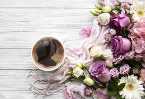 flores rosa e xícara de café