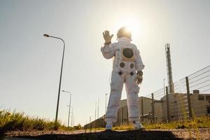 astronauta no fundo da cidade futurista, vislumbre do futuro foto