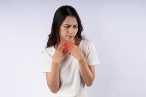 retrato de mulher asiática com dor de garganta isolada no fundo branco foto