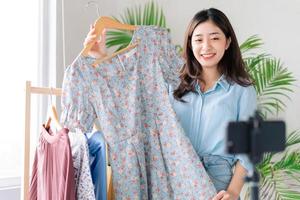 retrato de uma jovem mulher de negócios que está transmitindo roupas ao vivo foto