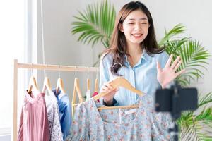 retrato de uma jovem mulher de negócios que está transmitindo roupas ao vivo foto