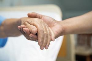 de mãos dadas paciente mulher idosa asiática sênior ou idosa com amor, cuidado, incentivo e empatia na enfermaria do hospital, conceito médico forte e saudável foto