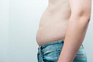 imagem da barriga obesa do homem, isolada no fundo branco foto