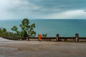 uma imagem da praia de Danang no Vietnã vista do pagode linh ung em um dia chuvoso e de mau tempo foto