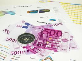 notas de quinhentos 500 euros com bússola, plano de negócios foto