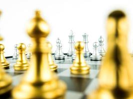 ouro e prata rei e cavaleiro de xadrez configurados em fundo branco. conceito de líder e trabalho em equipe para o sucesso. conceito de xadrez salvar o rei e salvar a estratégia.