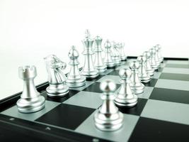 figuras de xadrez de prata a bordo para o início do jogo, esporte intelectual e jogo tático foto