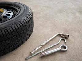 pneu velho e ferramentas de estacionamento na rua