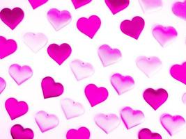 mini-corações coloridos isolados no fundo branco, decorações do dia dos namorados, vários corações foto