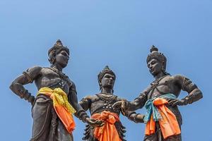 monumento dos três reis em chiang mai, tailândia foto