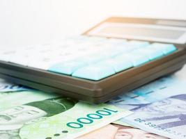 Coreia do Sul ganhou moeda de notas de banco close up macro com calculadora, dinheiro coreano foto