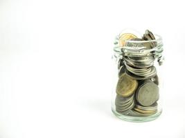 coletar moedas de dinheiro em fundo branco, economizando dinheiro para o conceito de investimento futuro. foto