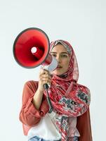 ai gerado árabe mulher segurando uma megafone em uma branco fundo foto