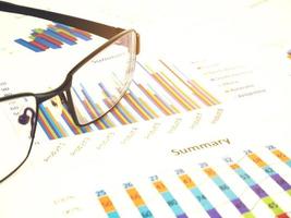 gráfico de negócios por óculos fora de foco, conceito financeiro.