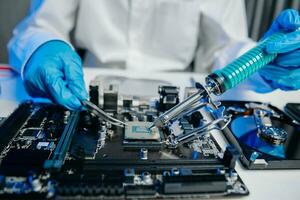 a técnico é colocando a CPU em a tomada do a computador placa-mãe. eletrônico Engenharia eletrônico reparar, eletrônicos foto