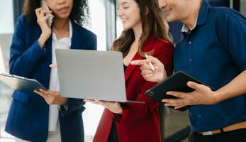 o negócio equipe colaboração discutindo trabalhando analisando com financeiro dados e marketing crescimento relatório gráfico foto