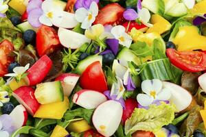 Primavera salada com legumes e flores foto