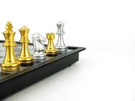 ouro e prata rei e cavaleiro de peça de xadrez configurados em fundo branco. conceito de líder e trabalho em equipe para o sucesso foto