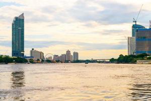 cidade de bangkok com rio chao praya foto