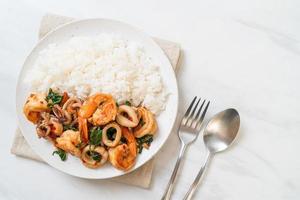 arroz e frutos do mar fritos com manjericão tailandês