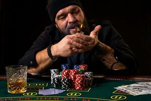 barbudo homem com charuto e vidro sentado às pôquer mesa dentro uma casino. jogatina, jogando cartões e roleta. foto