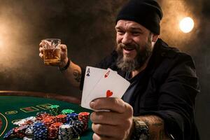 barbudo homem com charuto e vidro sentado às pôquer mesa dentro uma casino. jogatina, jogando cartões e roleta. foto
