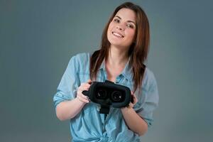 menina ofertas para vestem óculos virtual realidade, vr óculos, fone de ouvido vr óculos foto
