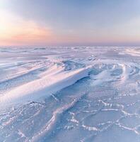 inverno panorama. montes de neve em a gelo superfície durante pôr do sol. foto