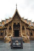 wat phra buddhabat si roi, templo dourado em chiang mai, tailândia foto