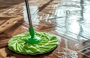 ai gerado limpar \ limpo chão em uma de madeira chão com verde esfregão foto