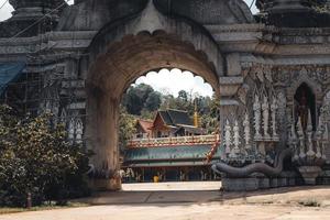 wat phra buddhabat si roi, templo dourado em chiang mai, tailândia foto