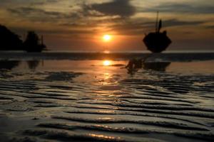 linha de areia da praia com hora do pôr do sol. foto