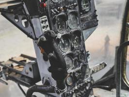 painel de controle do helicóptero militar de guerra danificado. foto
