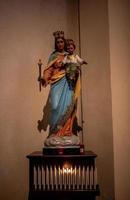 estátua da madona com jesus foto