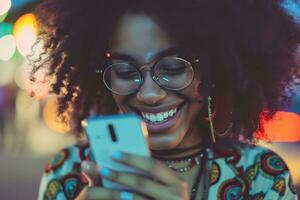 ai gerado mulher sorridente sorridente enquanto mensagens de texto em dela célula telefone em a calçada foto