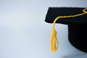 fechar acima Preto graduação chapéu e amarelo pendão isolado em branco fundo foto