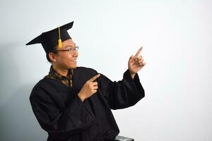 expressivo do adulto Indonésia masculino vestem graduação manto, chapéu e Óculos isolado em branco fundo, expressões do retrato graduação foto