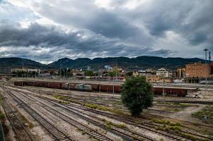 área ferroviária com trilhos de carga foto