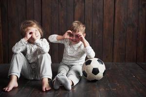 dois filhos, irmão e irmã de pijama brincam juntos