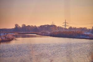 rio pinnau dentro schleswig-holstein durante inverno foto