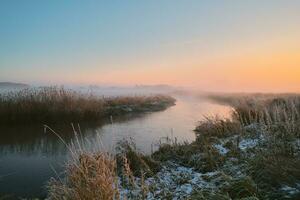 pinnau rio dentro schleswig-holstein dentro inverno foto