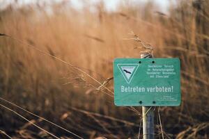 placa para naturschutzgebiet Elbvorland dentro Schleswig-Holstein, Alemanha foto
