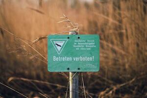 não entrada placa para uma naturschutzgebiet dentro Schleswig-Holstein, Alemanha foto